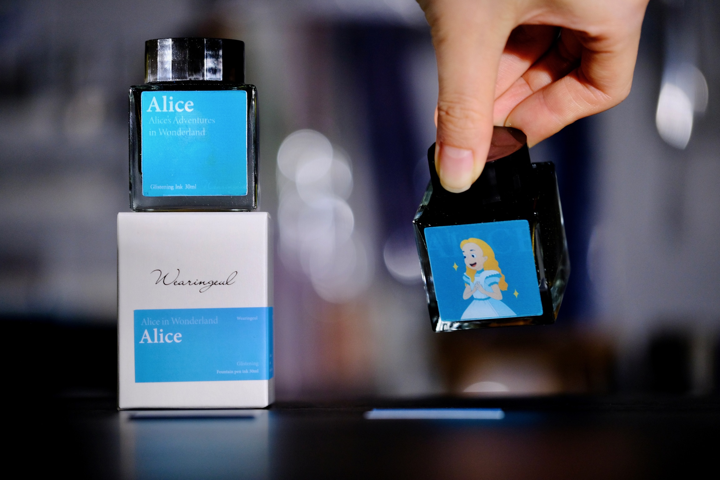 Wearingeul Alice 墨水瓶、藍色包裝與手持墨水瓶實拍